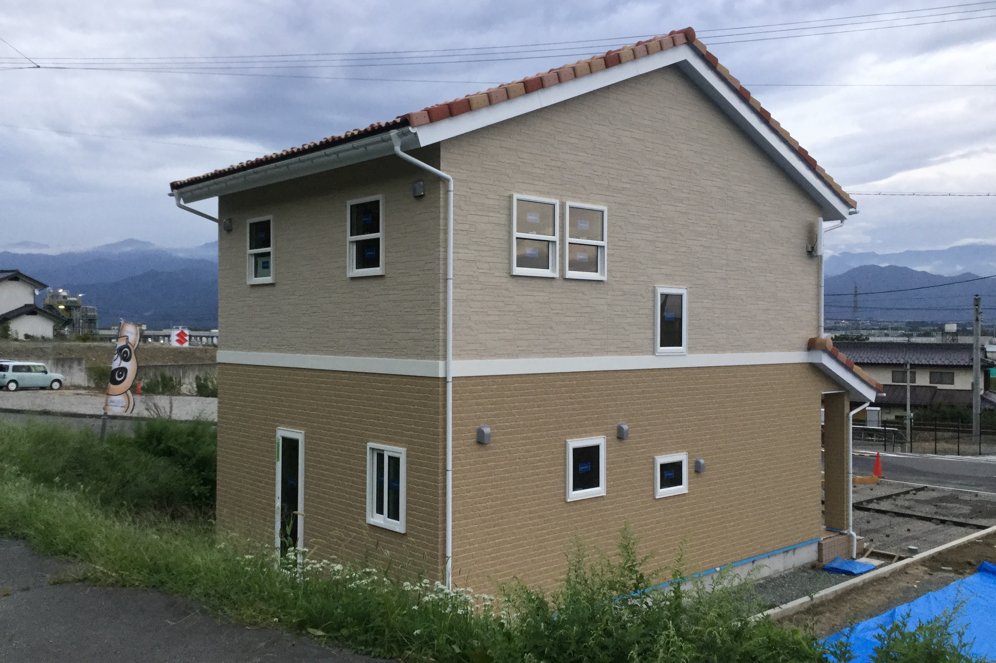 窓と瓦にこだわった南仏風住宅 長野市住宅建築工務店トキワ 長野市住宅建築工務店トキワ